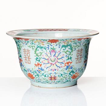 A large famille rose flower pot, late Qing dynasty, 19th Century.