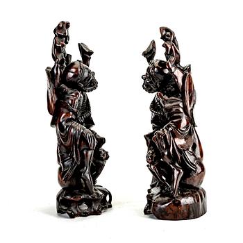 Skulpturer, ett par, trä. Japan, tidigt 1900-tal.