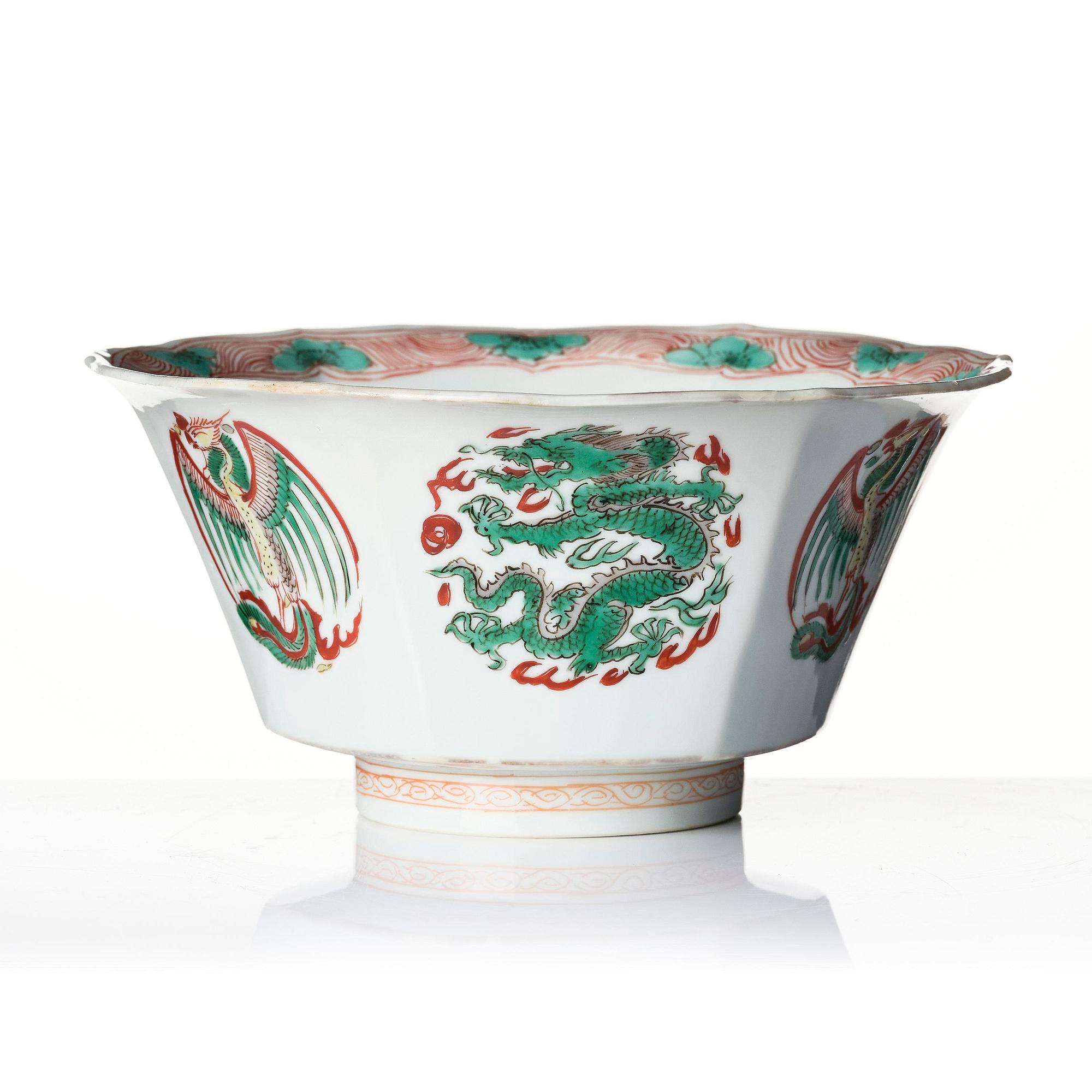 A famille verte octagonal 'dragon & phoenix' bowl, Qing dynasty, Kangxi mark and of the period (1662-1722).