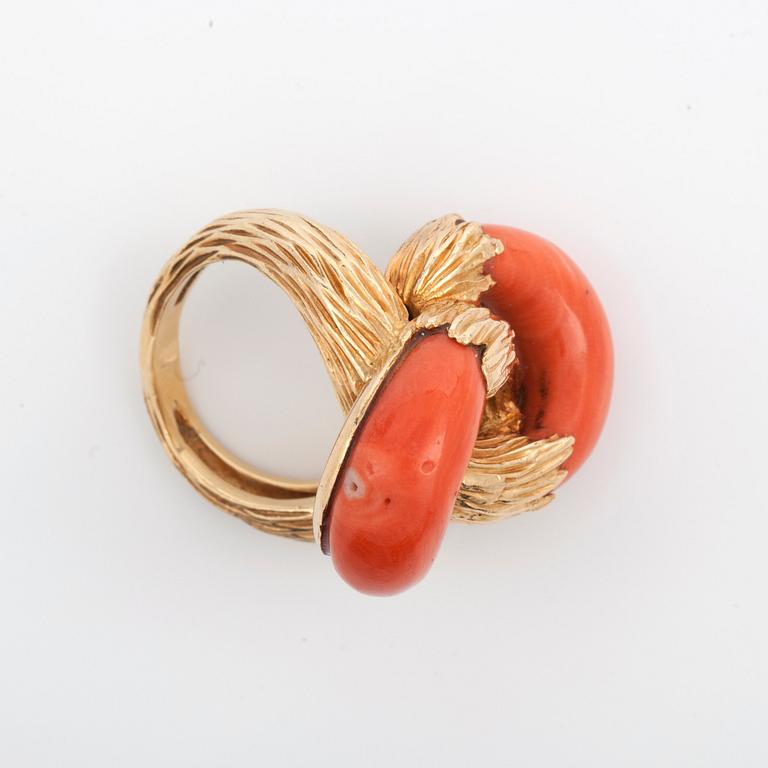 A Kutchinsky ring with carved coral.