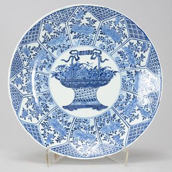 A blue and white dish, Qing dynasty, Kangxi (1662-1722).