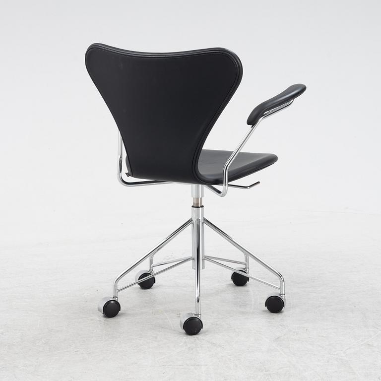 Arne Jacobsen, skrivbordsstol, "Sjuan", Fritz Hansen, daterad 2017.