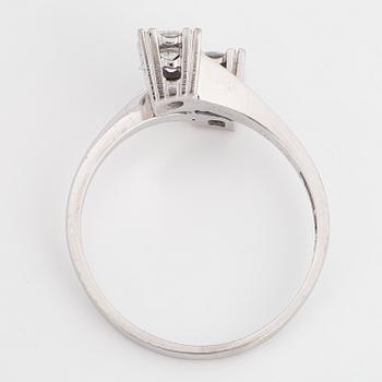 An 18K white gold ring set with round brilliant-cut diamonds.