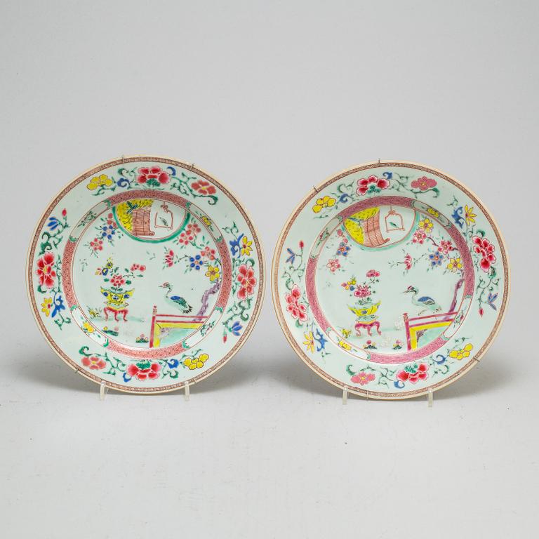 TALLRIKAR, fem stycken, kompaniporslin. Qingdynastin, Qianlong (1736-95).