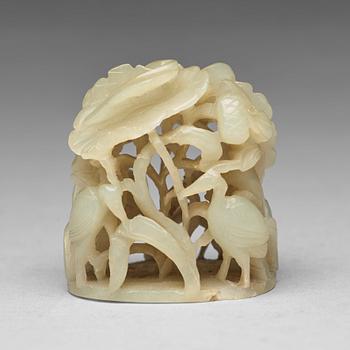 623. A carved nephrite hair piece, Ming dynasty or older.