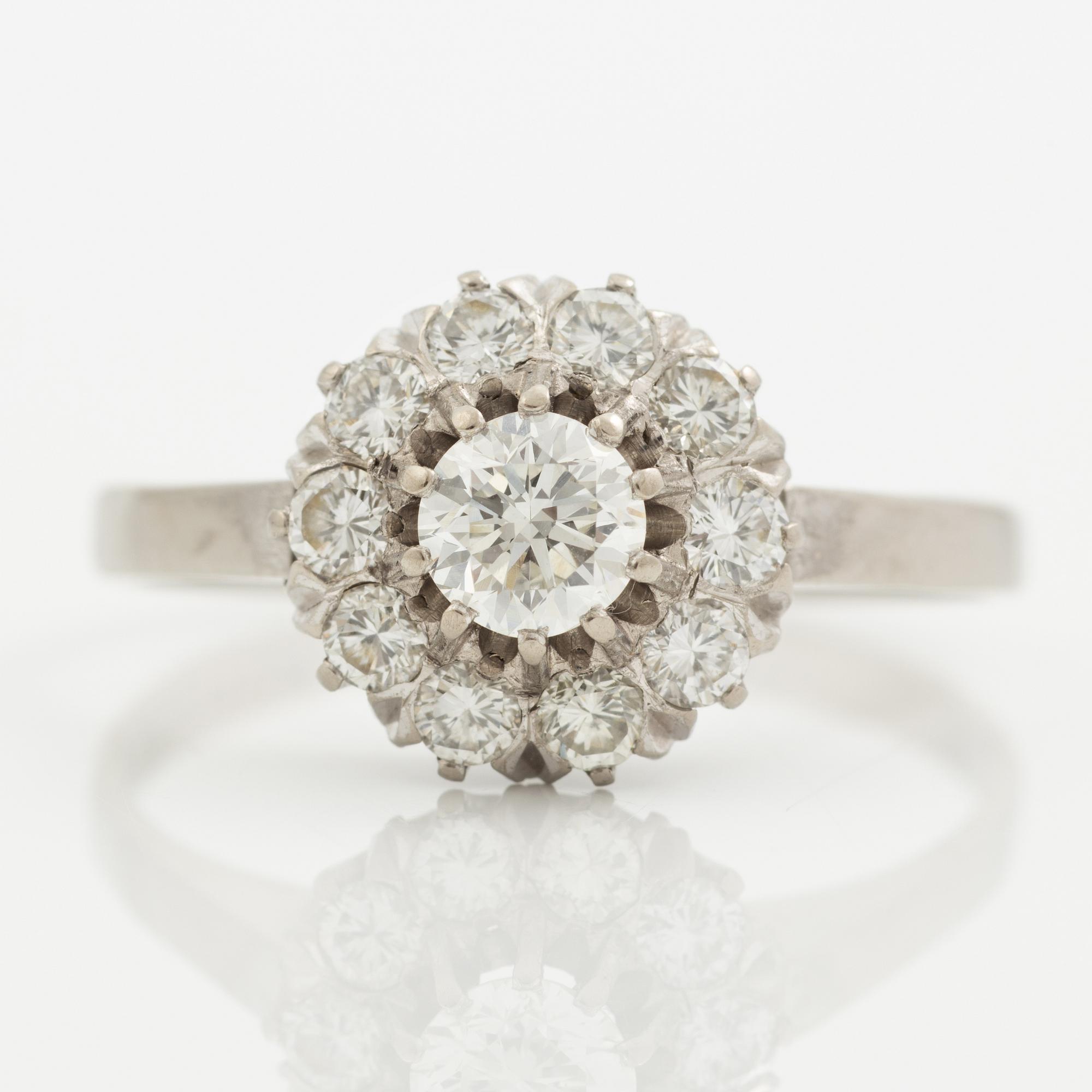 Ring 18K vitguld med runda briljantslipade diamanter.