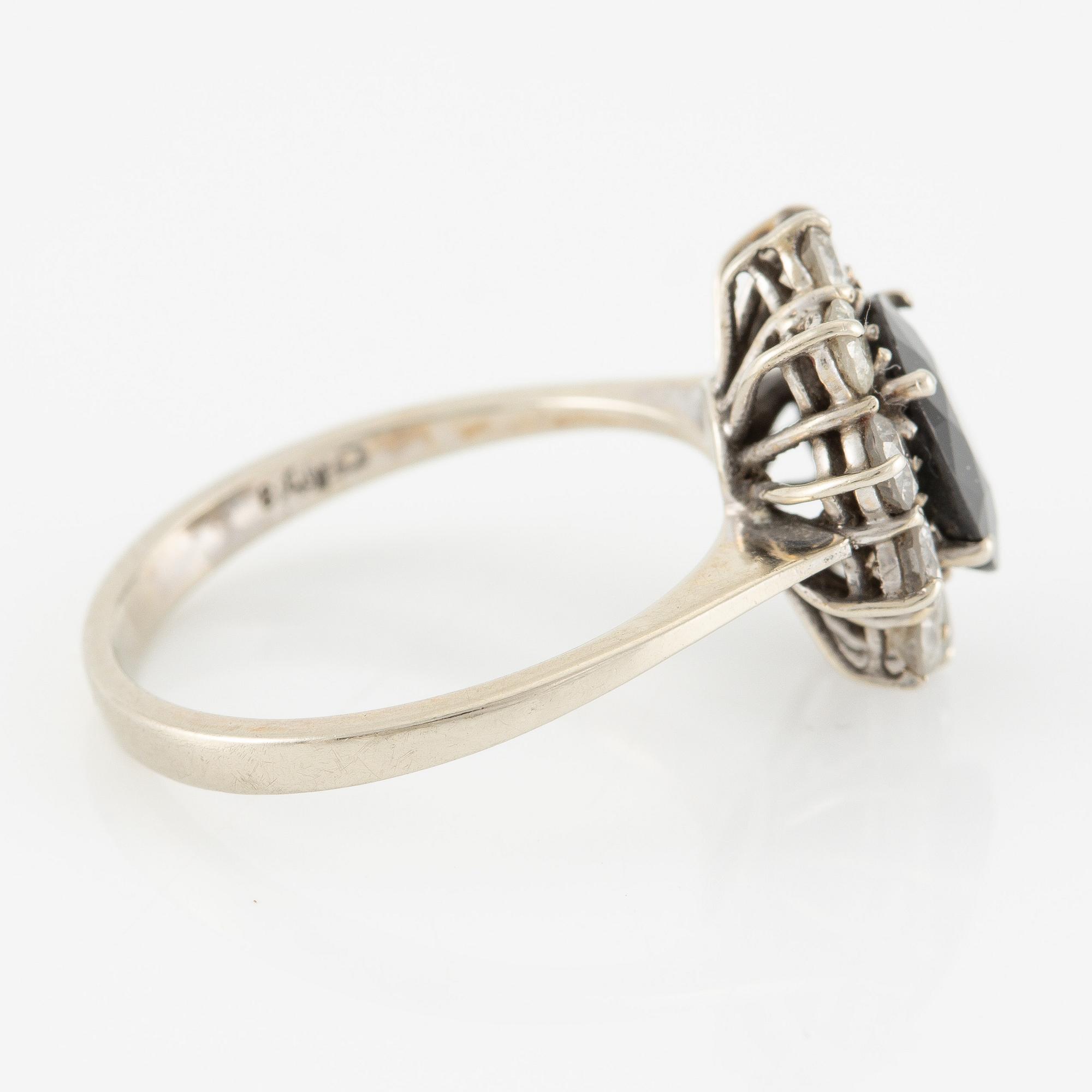 Ring, carmosé, 18K vitguld med mörk safir och briljantslipade diamanter.