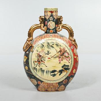 PILGRIMSKRUS, porslin, Japan, 1900-tal.