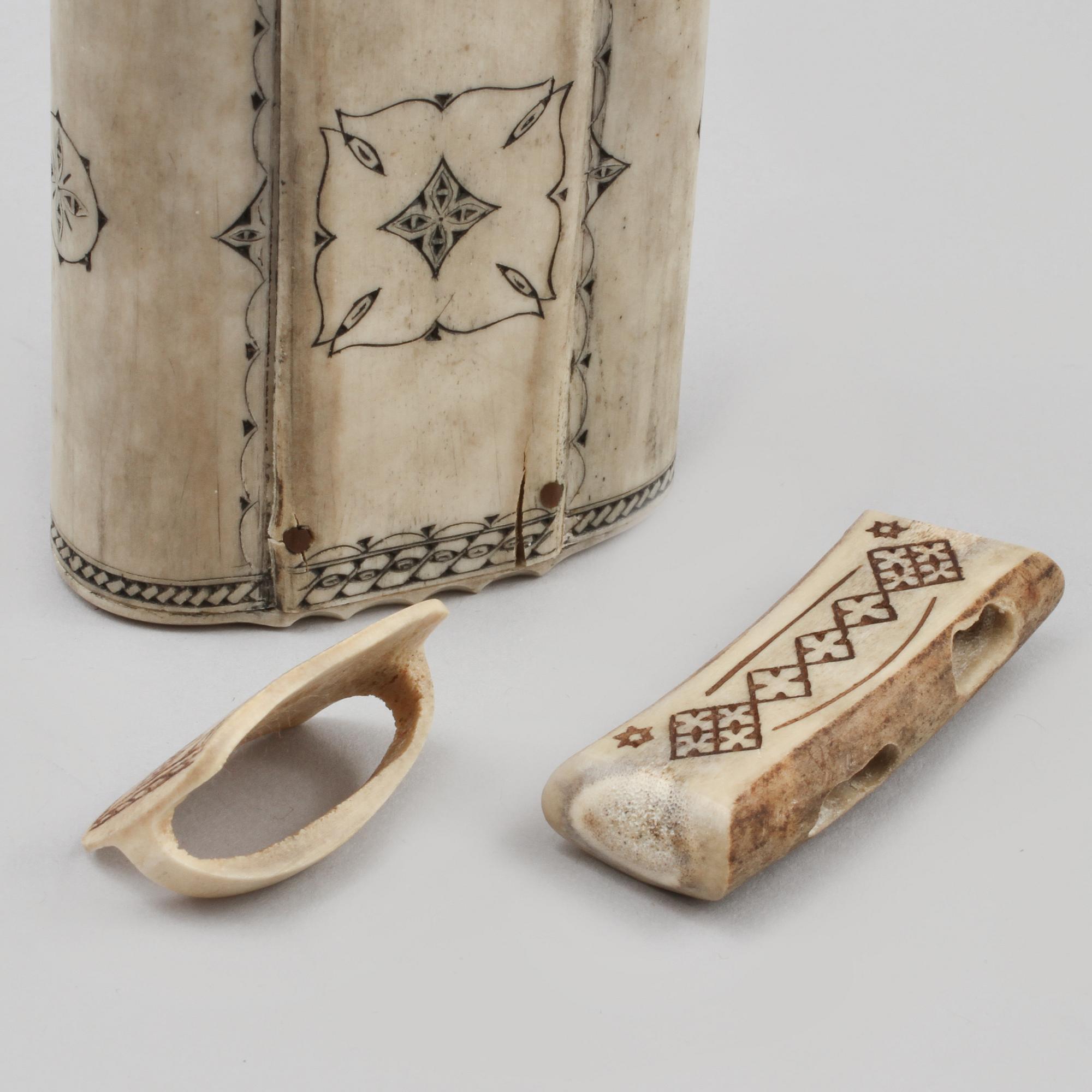 DOSA, ben, Esse Poggats d y, signerad, omkring 1900-talets mitt.