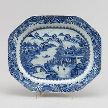 A blue and white serving dish, Qing dynasty, Qianlong (1736-95).