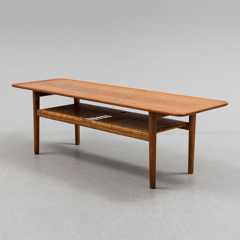 A 1950s/1960s coffie table by Hans Wegner.