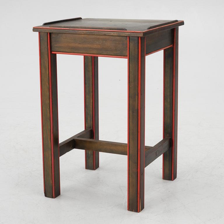 Sängbord, jugend, daterad AD 1908.