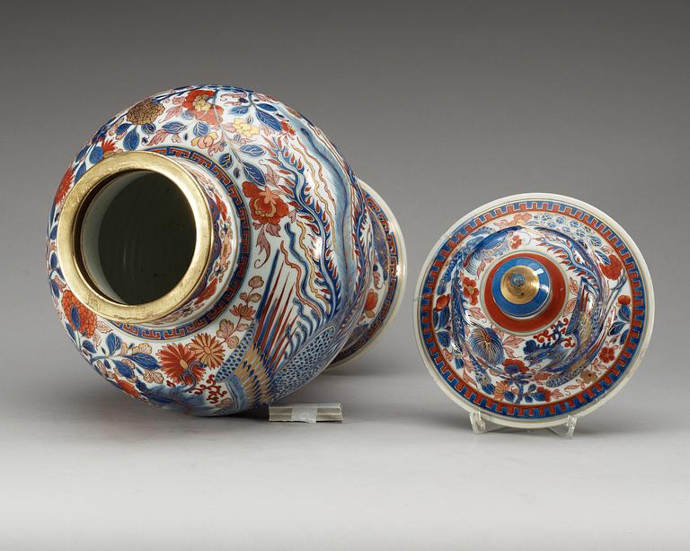 A 'Clobbered' jar with cover, Qing dynasty, Kangxi (1662-1722).