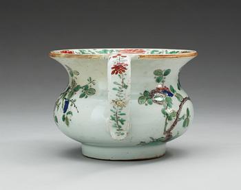 A famille verte spitoon, Qing dynasty, Kangxi (1662-1722).