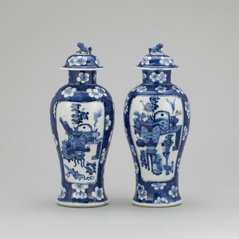 URNOR, ett par, porslin, Kina 1800-/1900-tal.