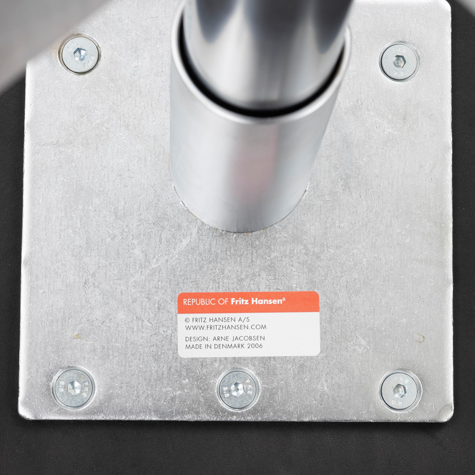 Arne Jacobsen, fåtölj, "Svanen", Fritz Hansen, 2006.