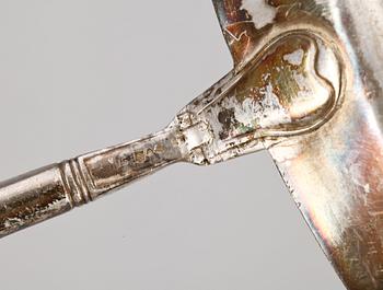 SOPPSLEVAR, 2 st, silver, varav den ena tillverkad 1920. 1800/1900-tal.