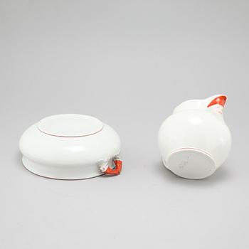 An earthenware porrige bowl and a jug from Rörstrand, early 20th century.