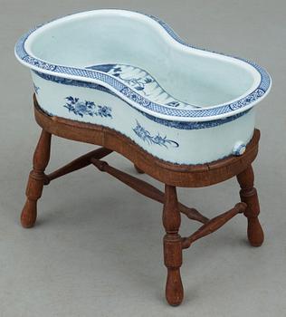 A blue and white bidé, Qing dynasty, Qianlong (1736-95).