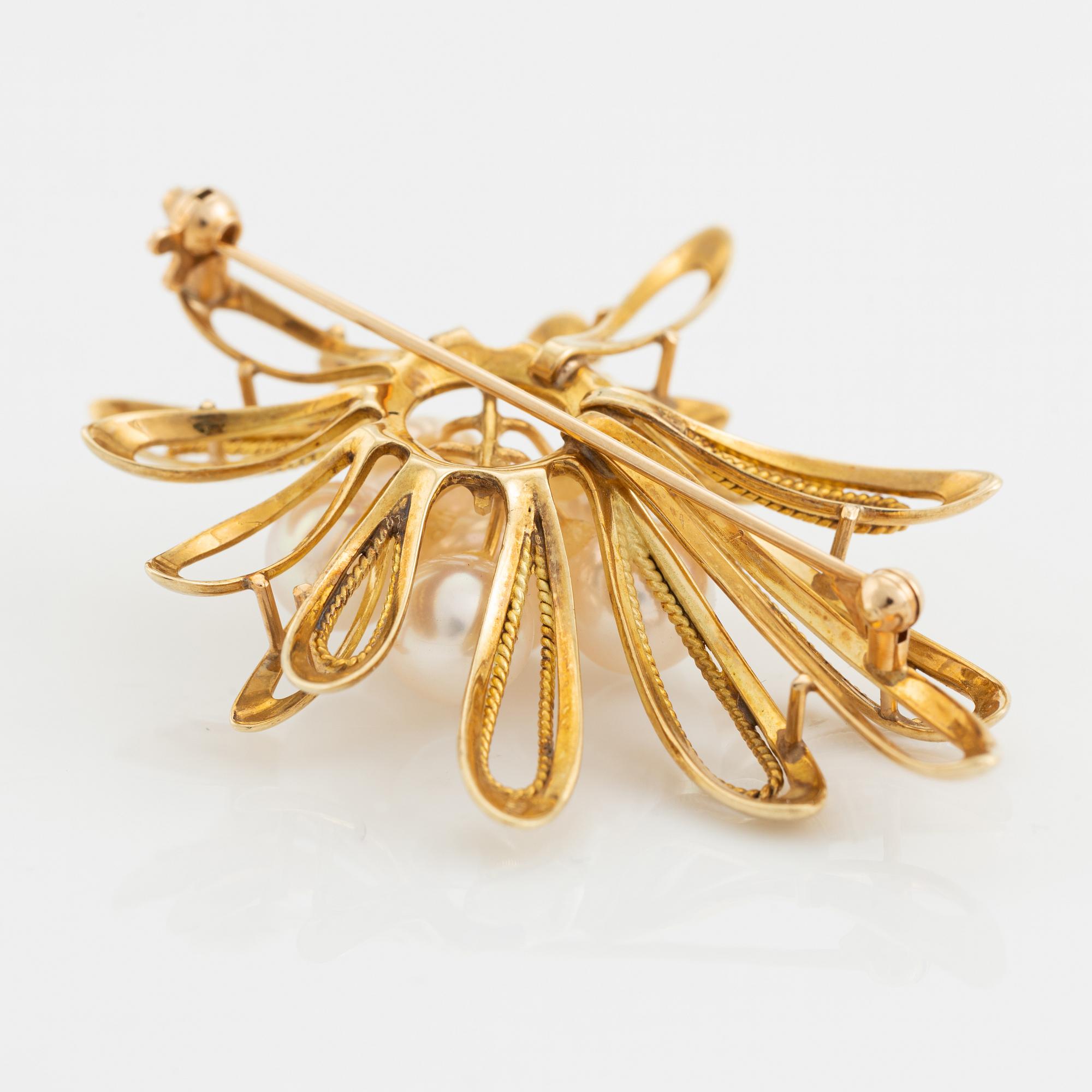 Brosch, guld med pärlor.