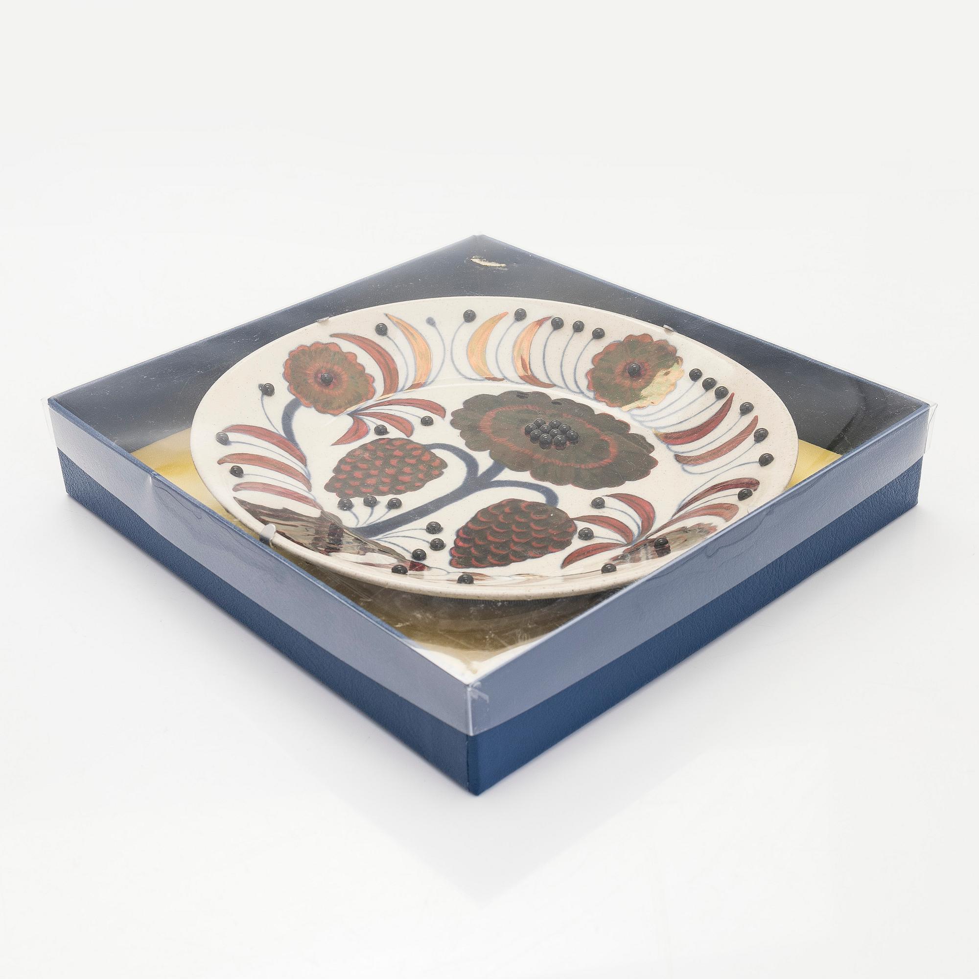 Birger Kaipiainen, a decorative ceramic 'Rose' plate, marked Arabia 1980 Made in Finland, and numbered 897/2000.