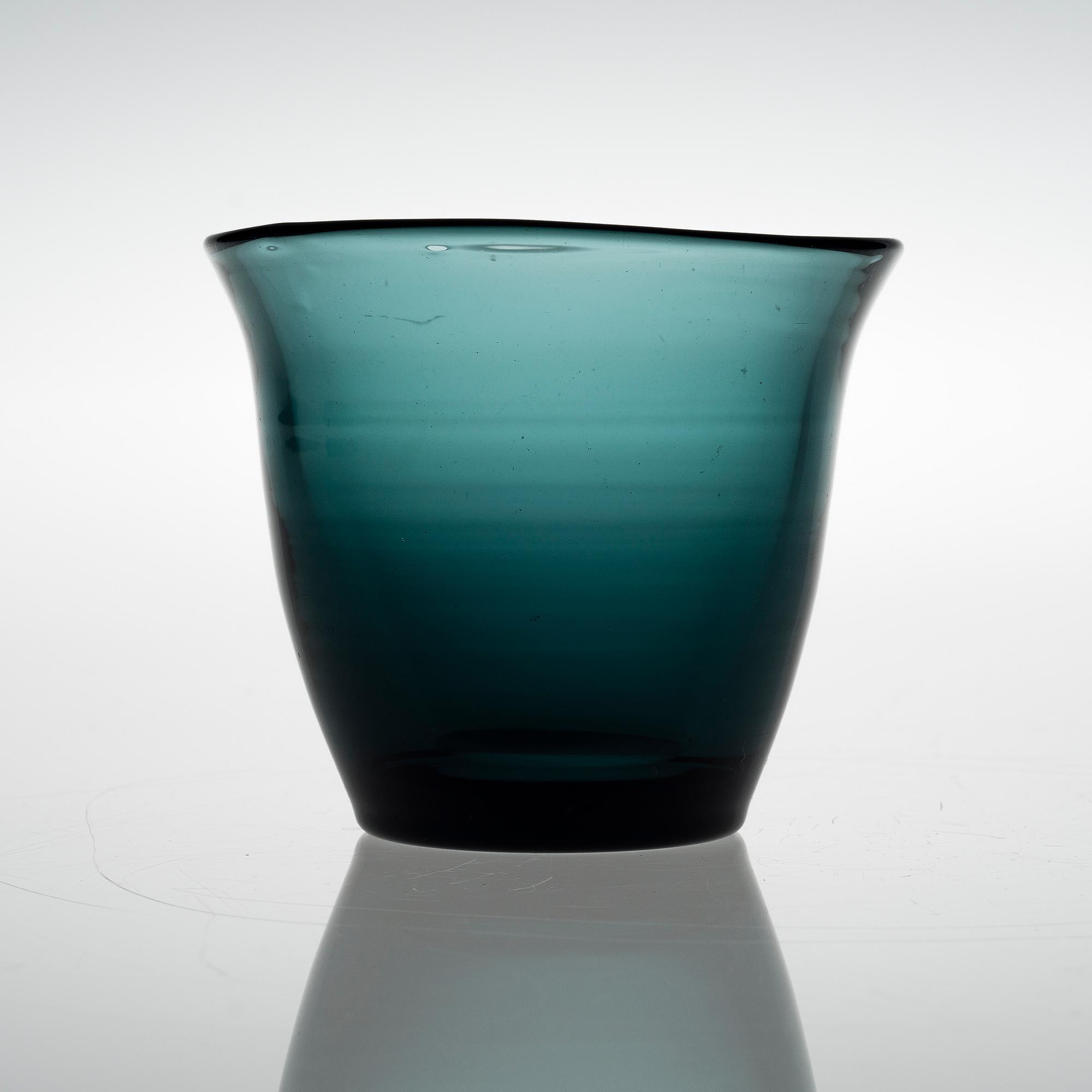 GUNNEL NYMAN, A BOWL. Model 38/1123. Riihimäen Lasi Oy, 1938.