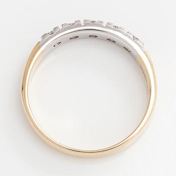 Ring, 14K guld med fem briljantslipade diamanter totalt ca 0.25 ct.