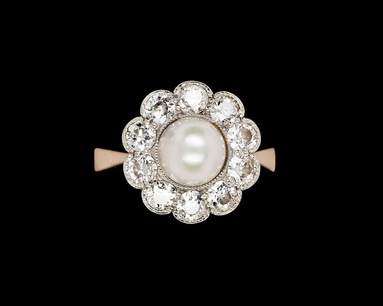 RING, pearl with old cut diamonds, tot. app. 1 ct.