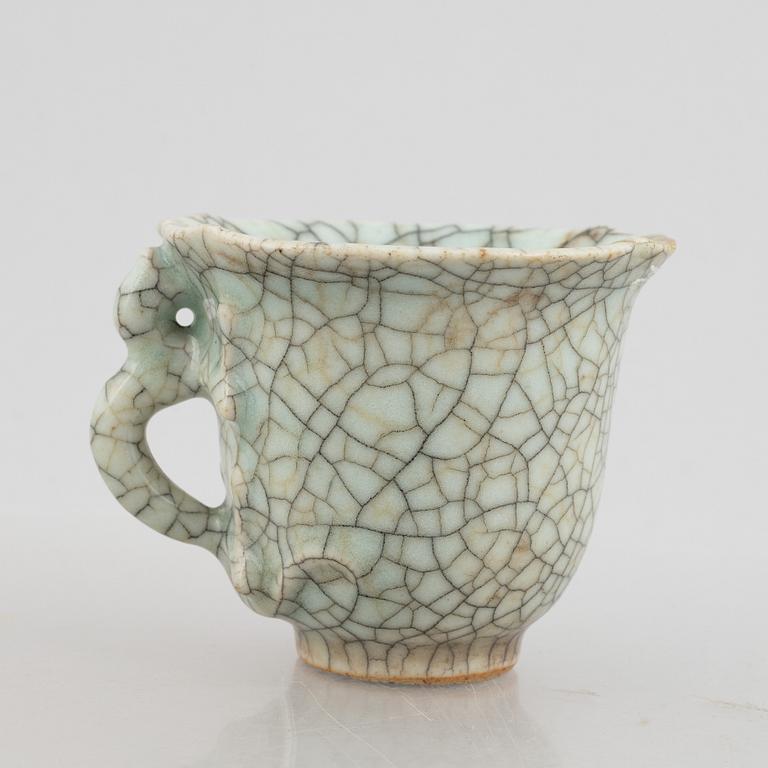 A Chinese ge glazed stoneware cup with dragon, Qing dynasty, 18th century.