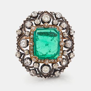 917. An emerald, black enamel and old cut diamond brooch. 19th century.