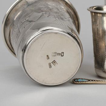 VODKABÄGARE SAMT SALTKLAR, 3 delar, silver, bla Stakhy Kondratievich Orlov Kiev, Ryssland 1800-tal. Totalvikt ca 116 gr.