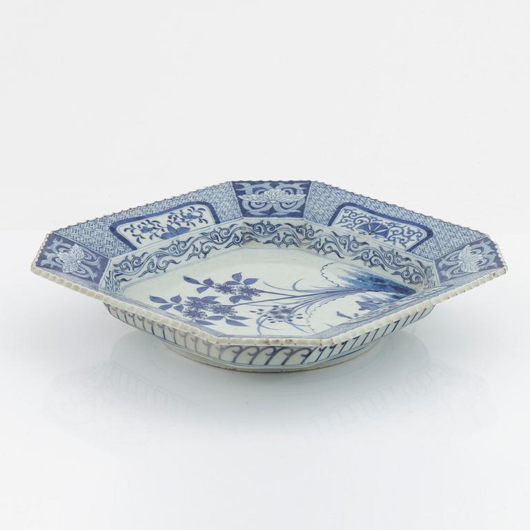 A blue and white porcelain dish, Japan, 19th century.