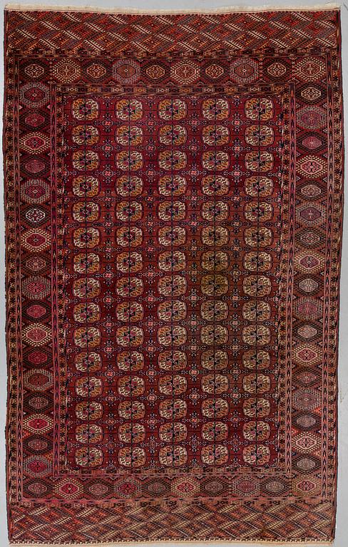 A CARPET, semi-antique Tekke Turkmen, ca 346 x 219 cm.