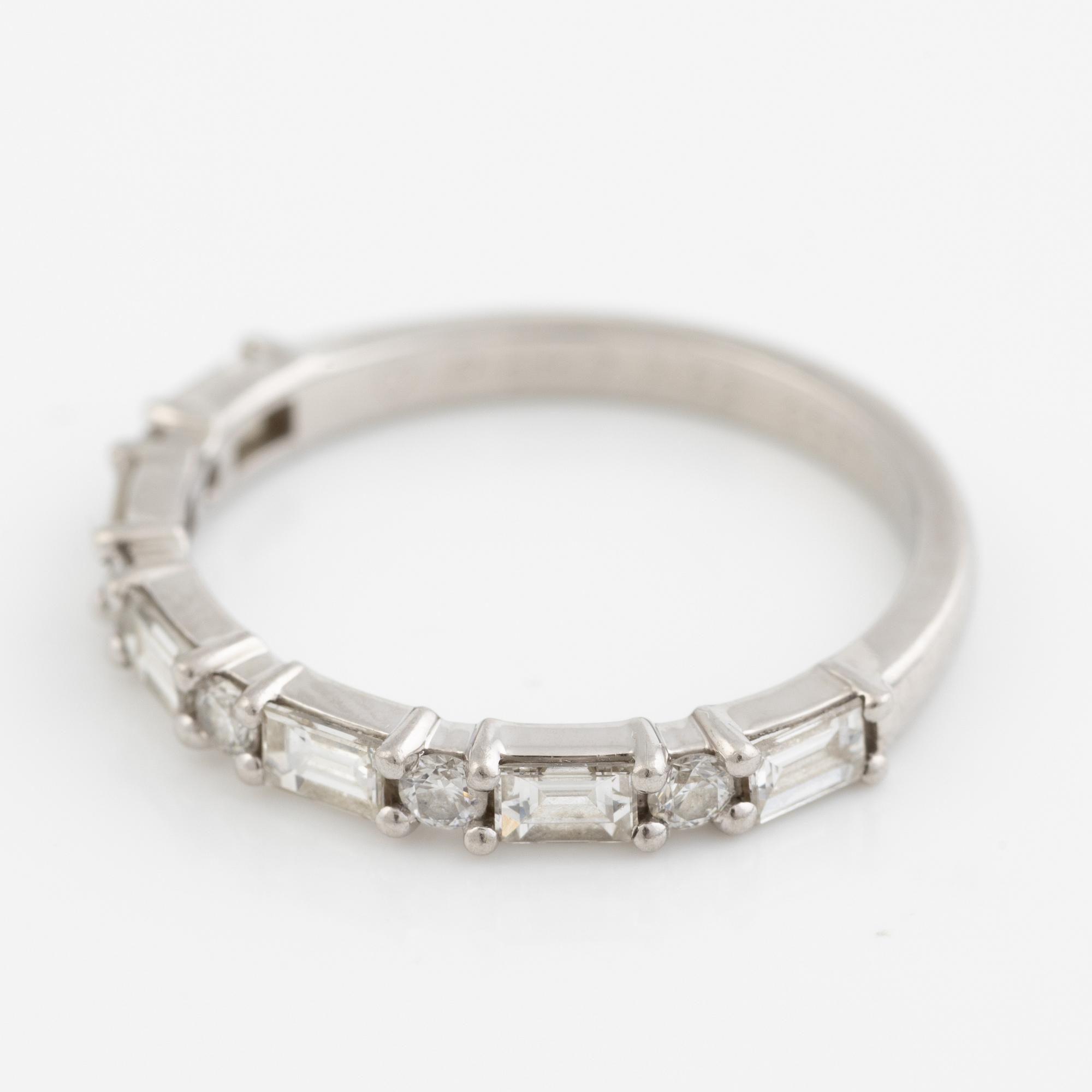 Ring platina med baguette- och runda briljantslipade diamanter, Emma Engelbert.