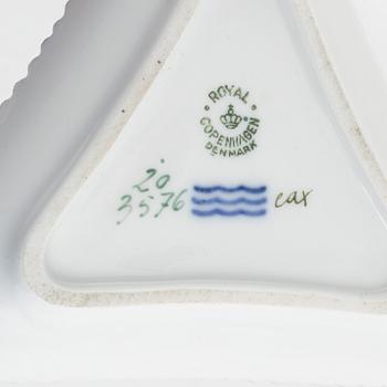 Crèmekopp med lock och fat, porslin, "Flora Danica", Royal Copenhagen, Danmark.