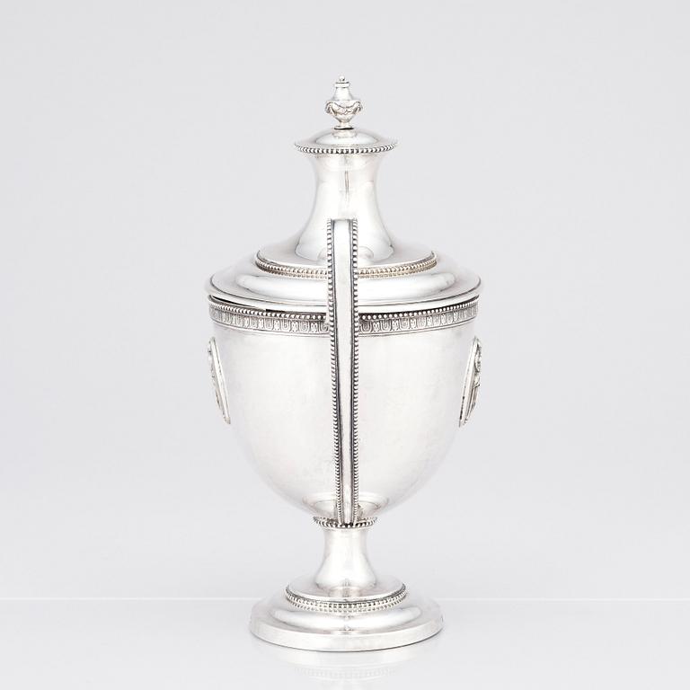 Johan Schvart, sockerskål med lock, silver, Karlskrona 1791. Strösked, silver. Gustaf Möllenborg, Stockholm 1892.