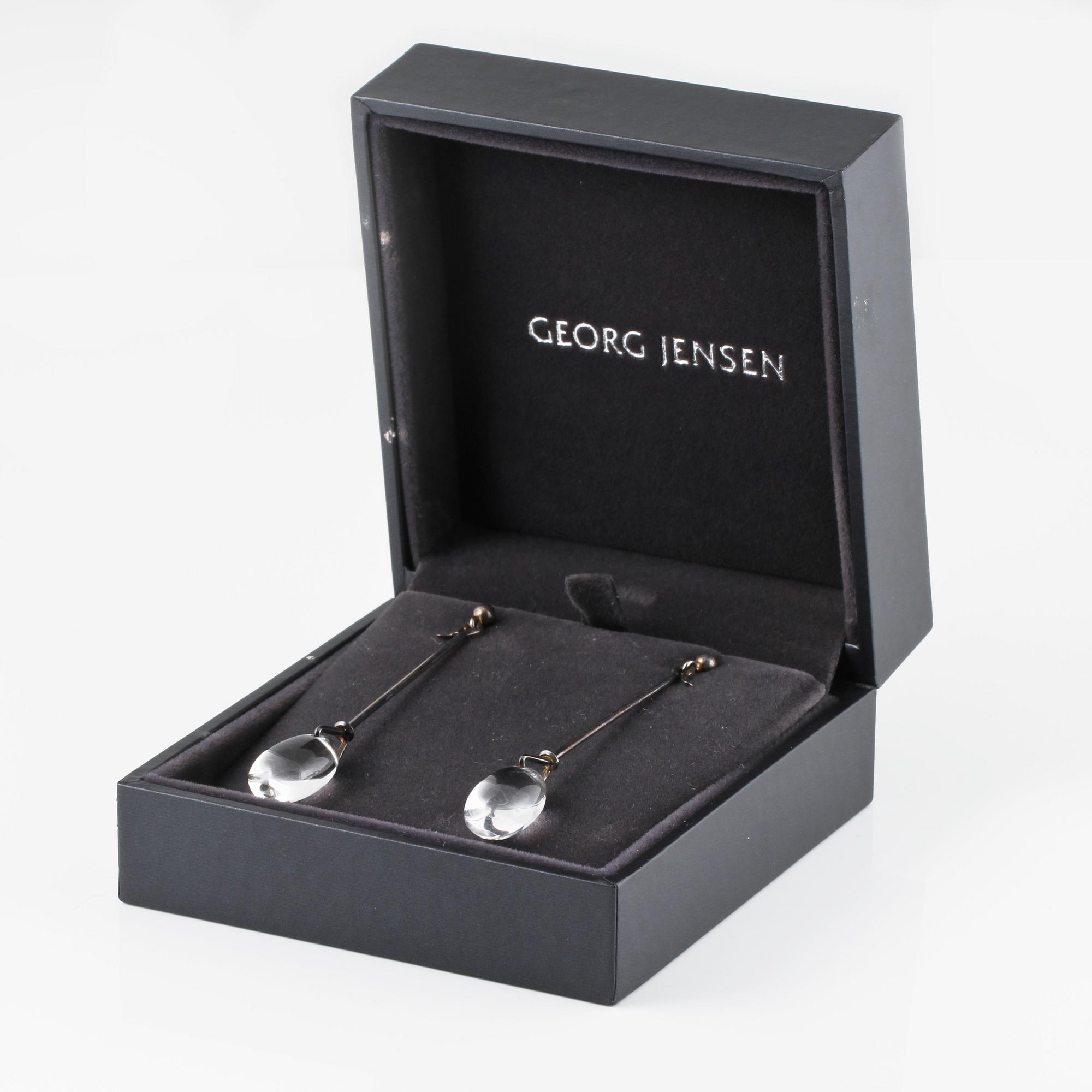 ÖRHÄNGEN, ett par, silver och bergkristall, ViviannnaTorun Bülow-Hübe för Georg Jensen. Vikt 5,8 gram.