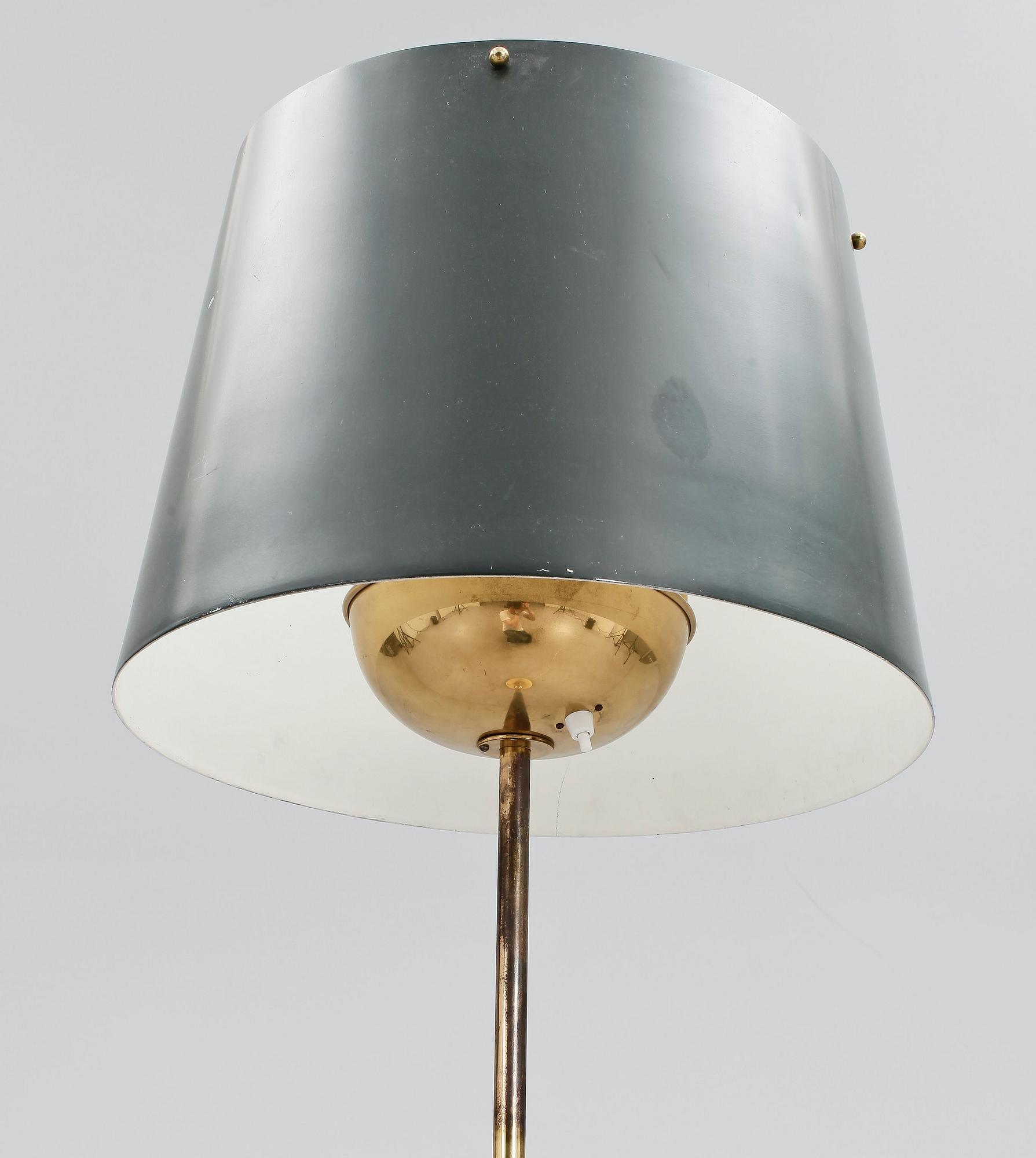 GOLVLAMPA, mässing, modell 2564, Firma Svenskt Tenn.