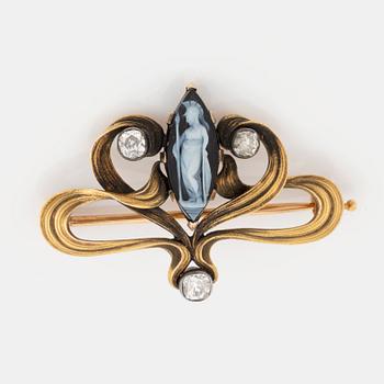 500. A Fedor Lorie brooch in gold and silver with a hardstone cameo and old-cut diamonds.