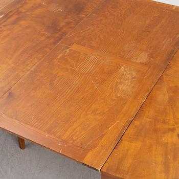 A mahogany-veneered dining table, first half of the 20th century.