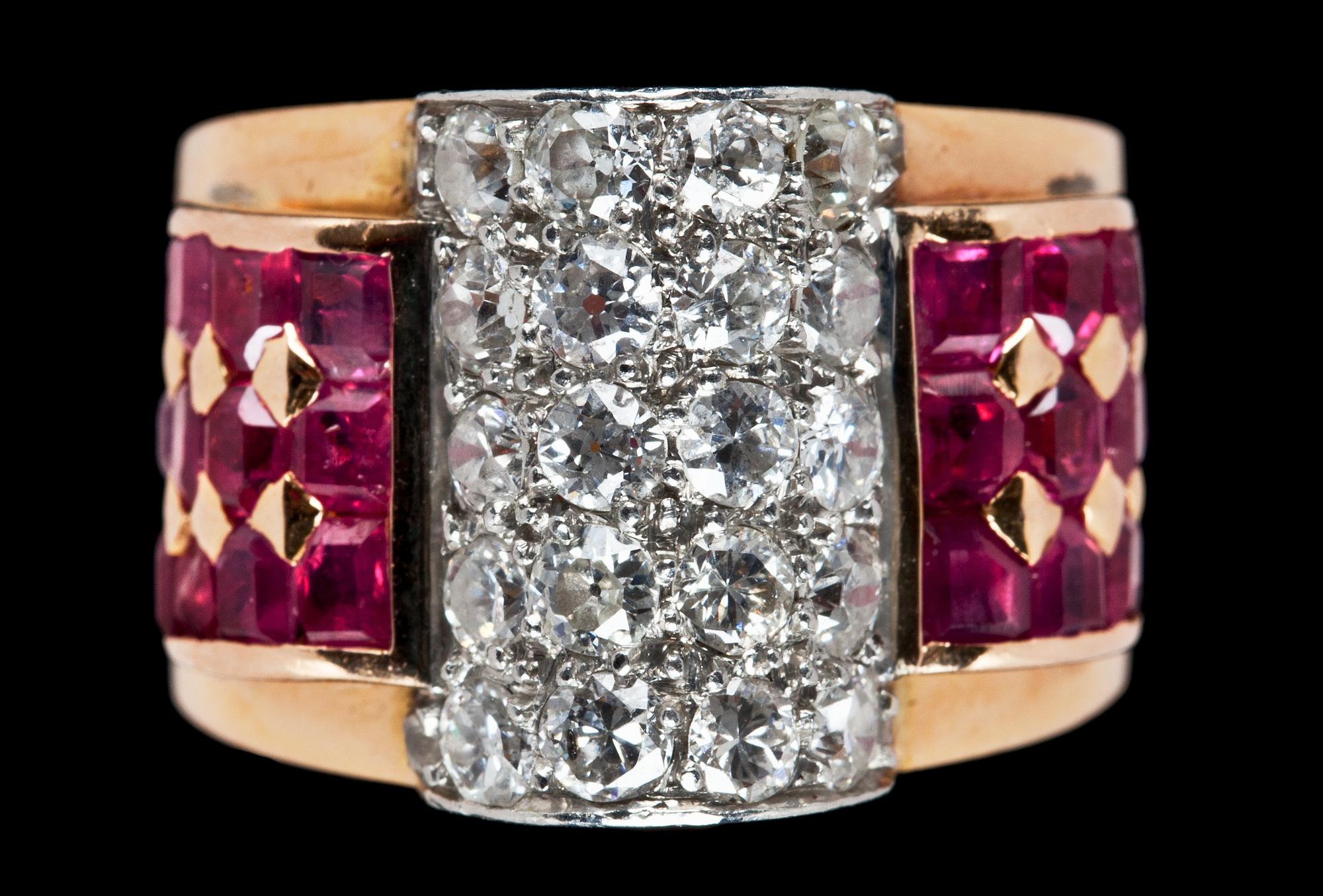 RING, carréslipade rubiner samt gammalslipade diamanter, tot. ca 1.20 ct. 1940-tal.