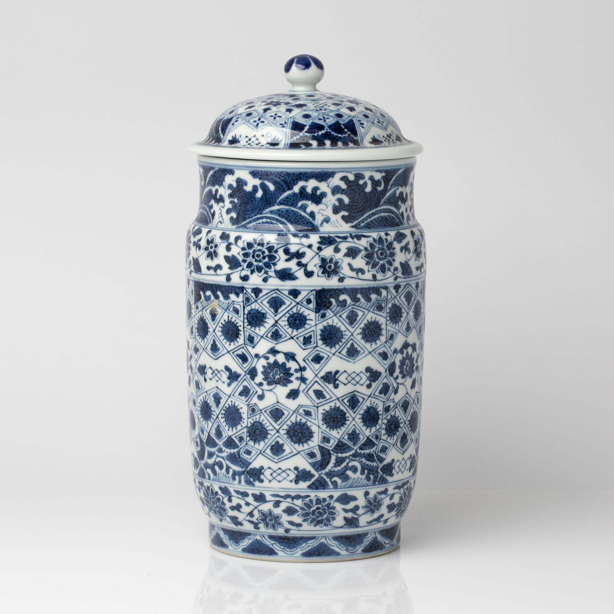 Urn with lid, China, 20th century.