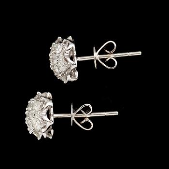 ÖRHÄNGEN, 1 par, 18 k vitguld, brijlantslipade diamanter tot 0.57 ct.