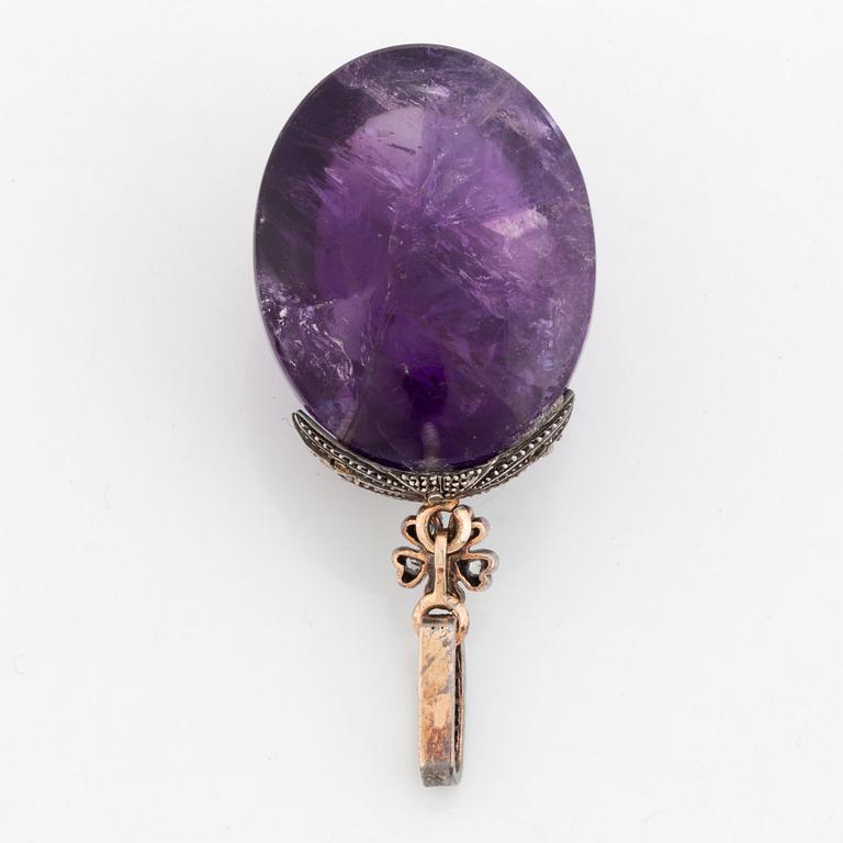 A cabochon-cut amethyst pendant/brooch.