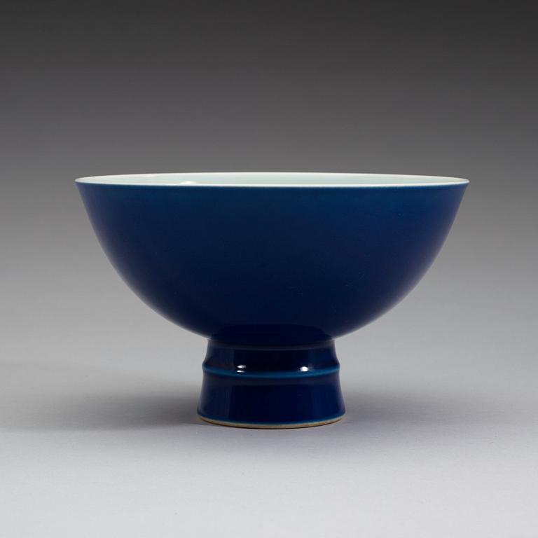 STEMCUP, porslin. 1900-tal, med Qianlong-märke.