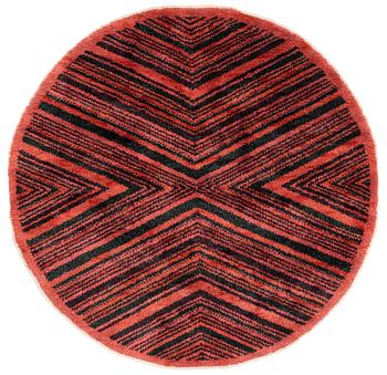 399. Barbro Nilsson, matta "Tigerfällen röd", rya, diameter 257 cm, osignerad.