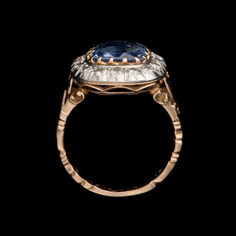 RING, 18K gold, cushion cut sapphire, old- and 16/16 cut diamonds. Weight c. 5.5 g.