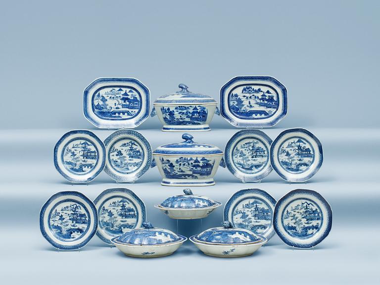 An extensive blue and white dinner service, Qing dynasty, Jiaqing (1796-1820).