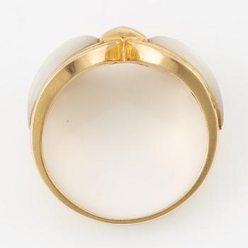 Ring in 18K gold with mother-of-pearl and round brilliant-cut diamonds.