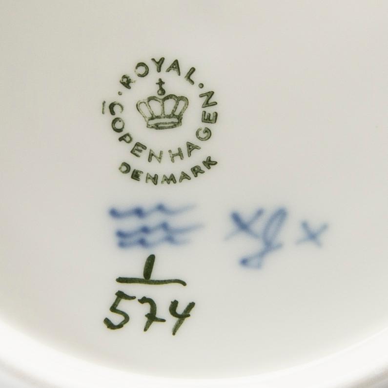 SERVISDELAR, porslin, 59 delar, "Musselmalet, halvblond", Royal Copenhagen.